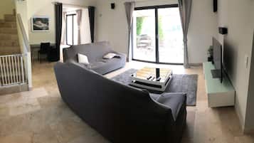 TV connectée, lecteur de DVD, table de tennis de table, chaßne hi-fi