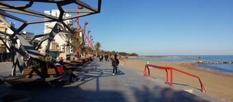 大規模な休日の家素晴らしい100mのビーチから地方に位置