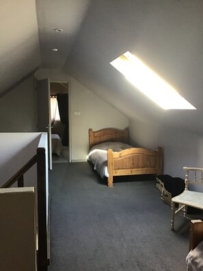 2 chambres, bureau, fer et planche à repasser, accès au Wi-Fi (inclus)