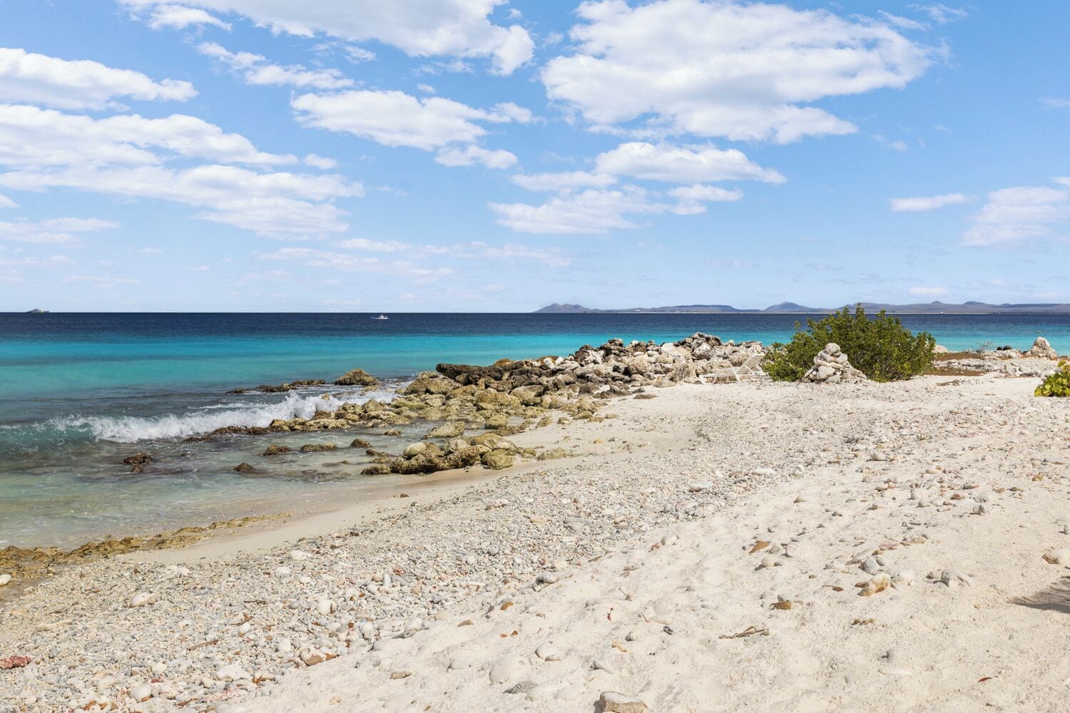 Beach nearby, sun-loungers, beach towels