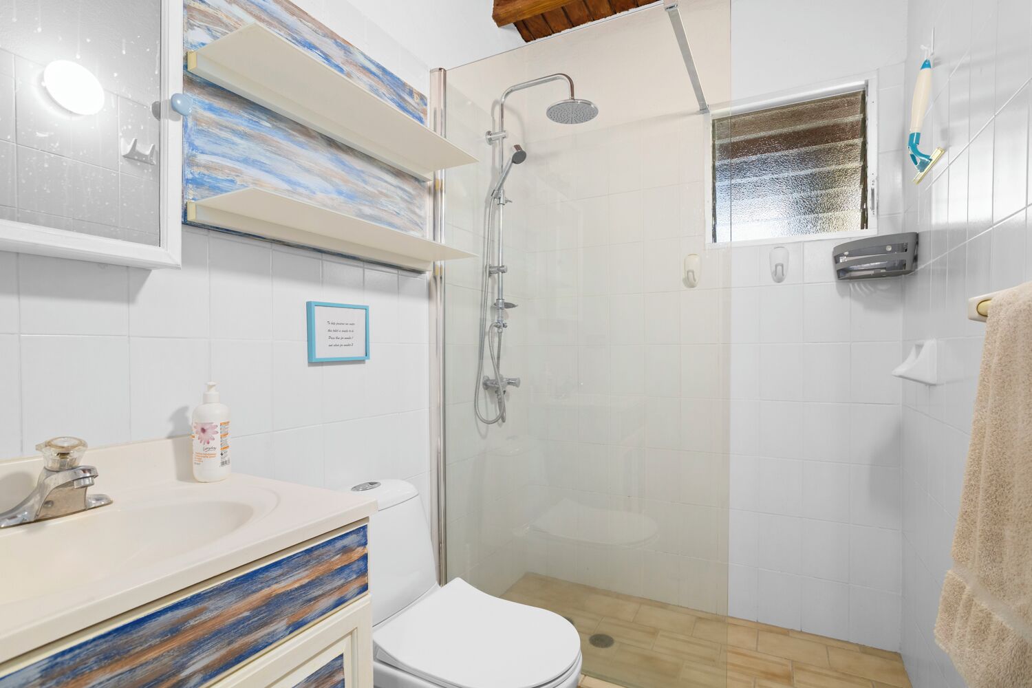 Ducha, secador de pelo, toallas, jabón