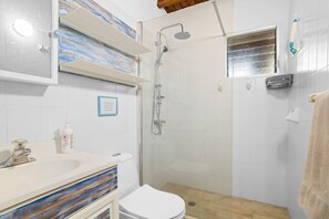 Shower, hair dryer, towels, soap - Your Place In Paradise! Just steps to private dive beach and resort pool (Kralendijk)
