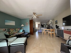 Smart-TV, DVD-spiller, bøker og filmbibliotek