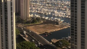 Un port de plaisance où de nombreux bateaux sont amarrés, entouré d’immeubles de grande hauteur.