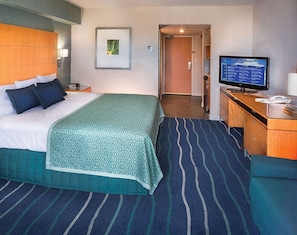 Desk, iron/ironing board, WiFi, bed sheets