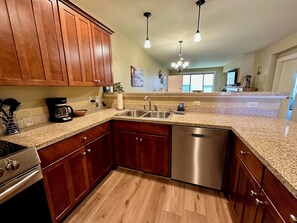 Køleskab, ovn, opvaskemaskine, kaffe-/temaskine