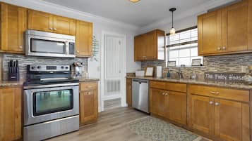 KĂŒhlschrank, Mikrowelle, Ofen, Herdplatte