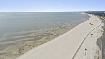Una spiaggia nelle vicinanze