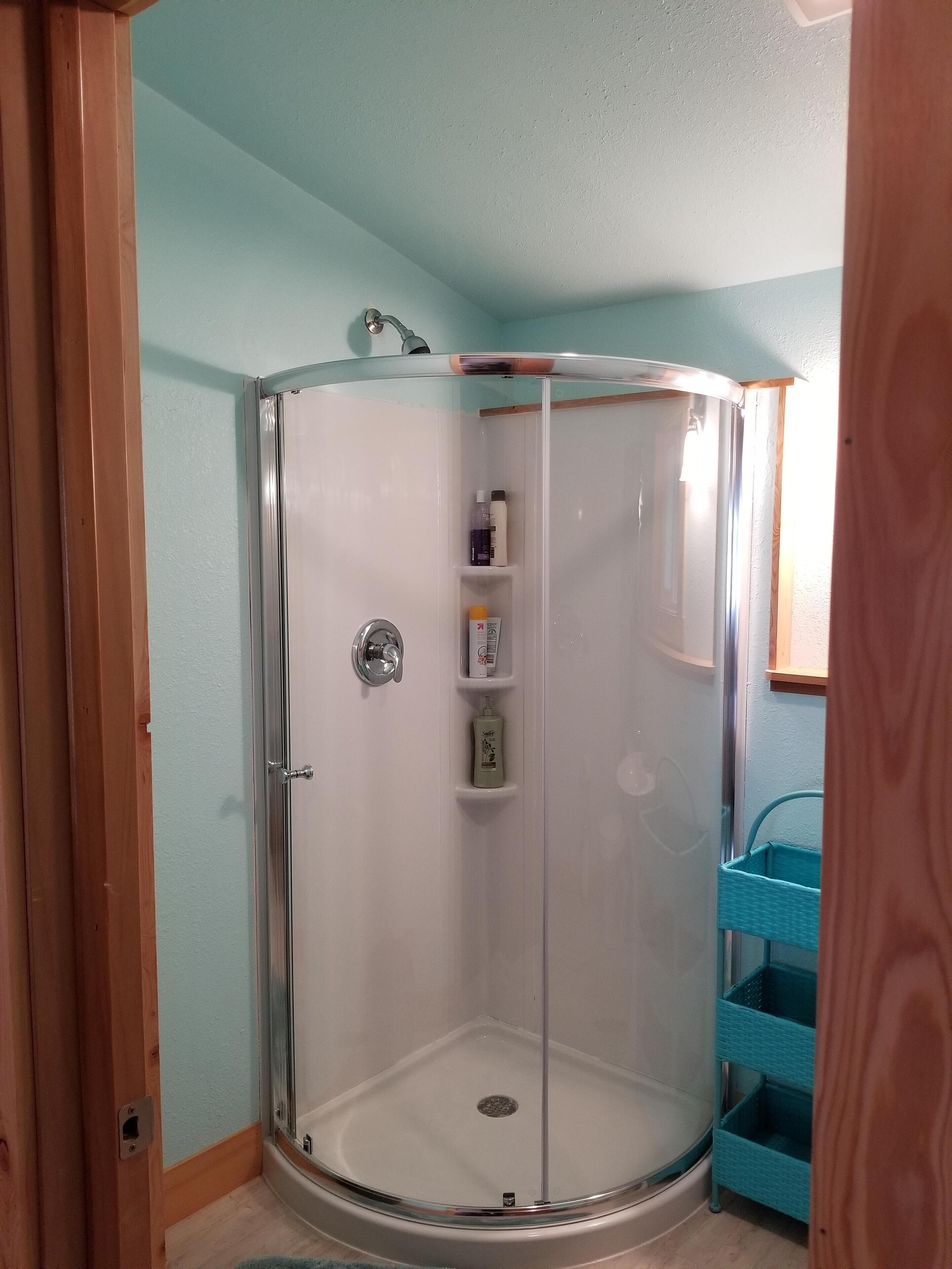 Douche, sèche-cheveux, serviettes fournies, savon