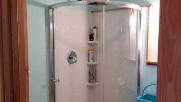Douche, sèche-cheveux, serviettes fournies, savon