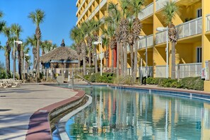 Beheizter Pool, Sonnenschirme