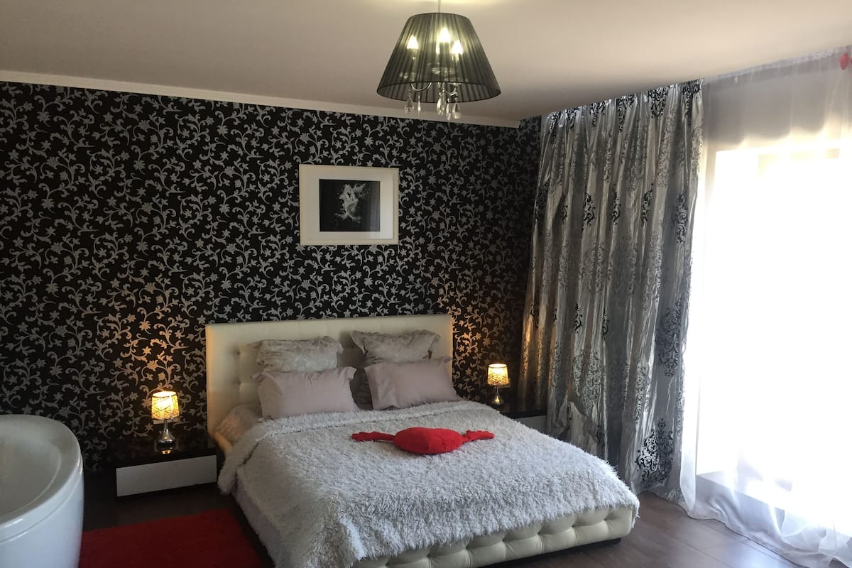 Romantische kamer | 1 slaapkamer, luxe beddengoed, een bureau, verduisterende gordijnen