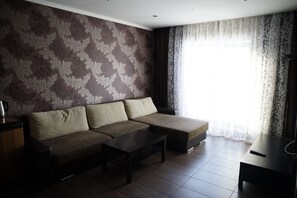 Family Room | Premium bedding, desk, blackout drapes, free WiFi