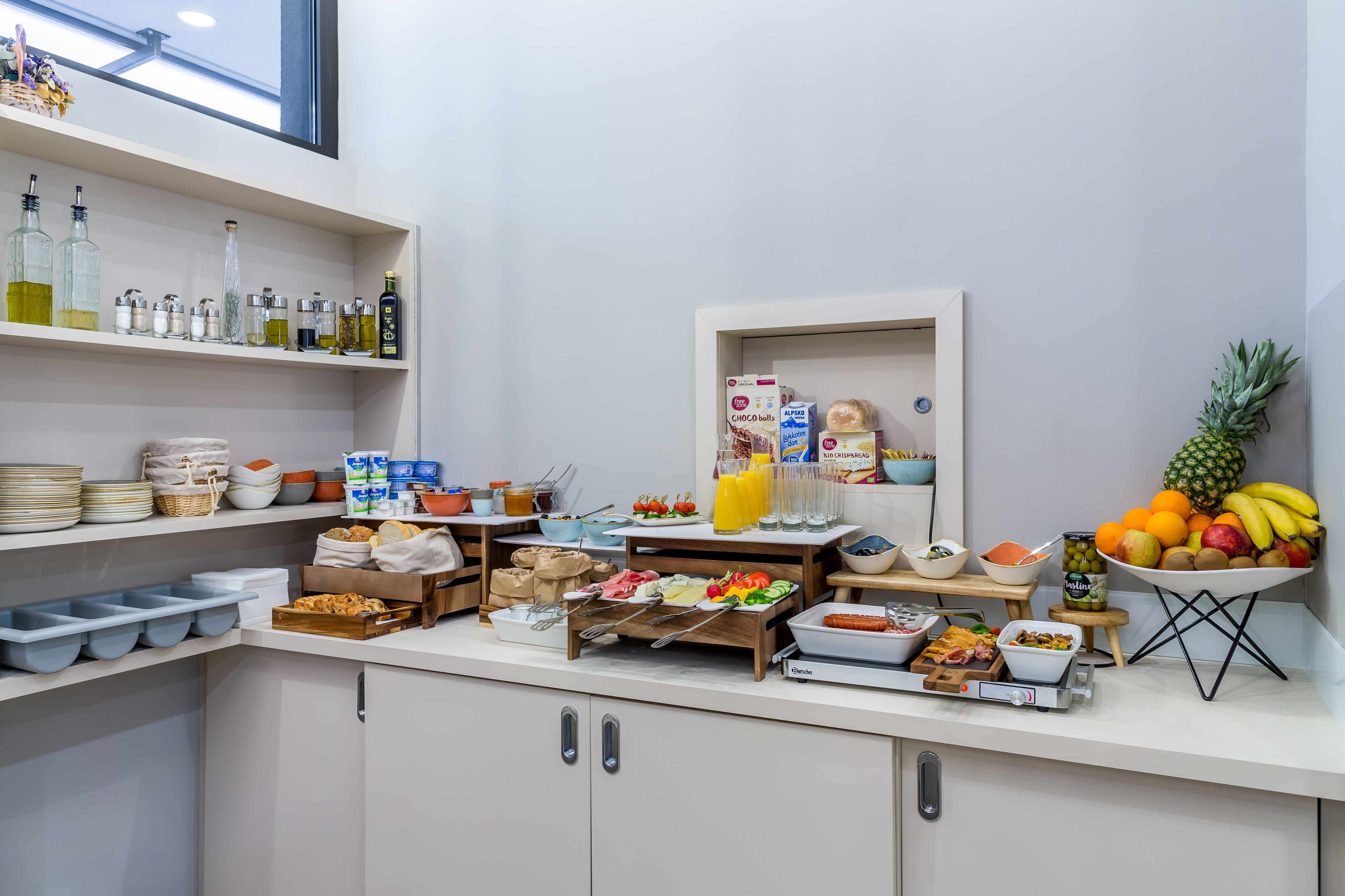 Un buffet bien organisé, proposant une variété de plats, d’assaisonnements et de boissons.