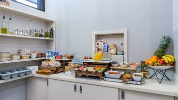 Un bufé bien organizado con diversos alimentos, salsas y bebidas.