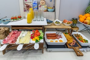 Bữa sáng kiểu Âu hàng ngày với phụ phí nhỏ 