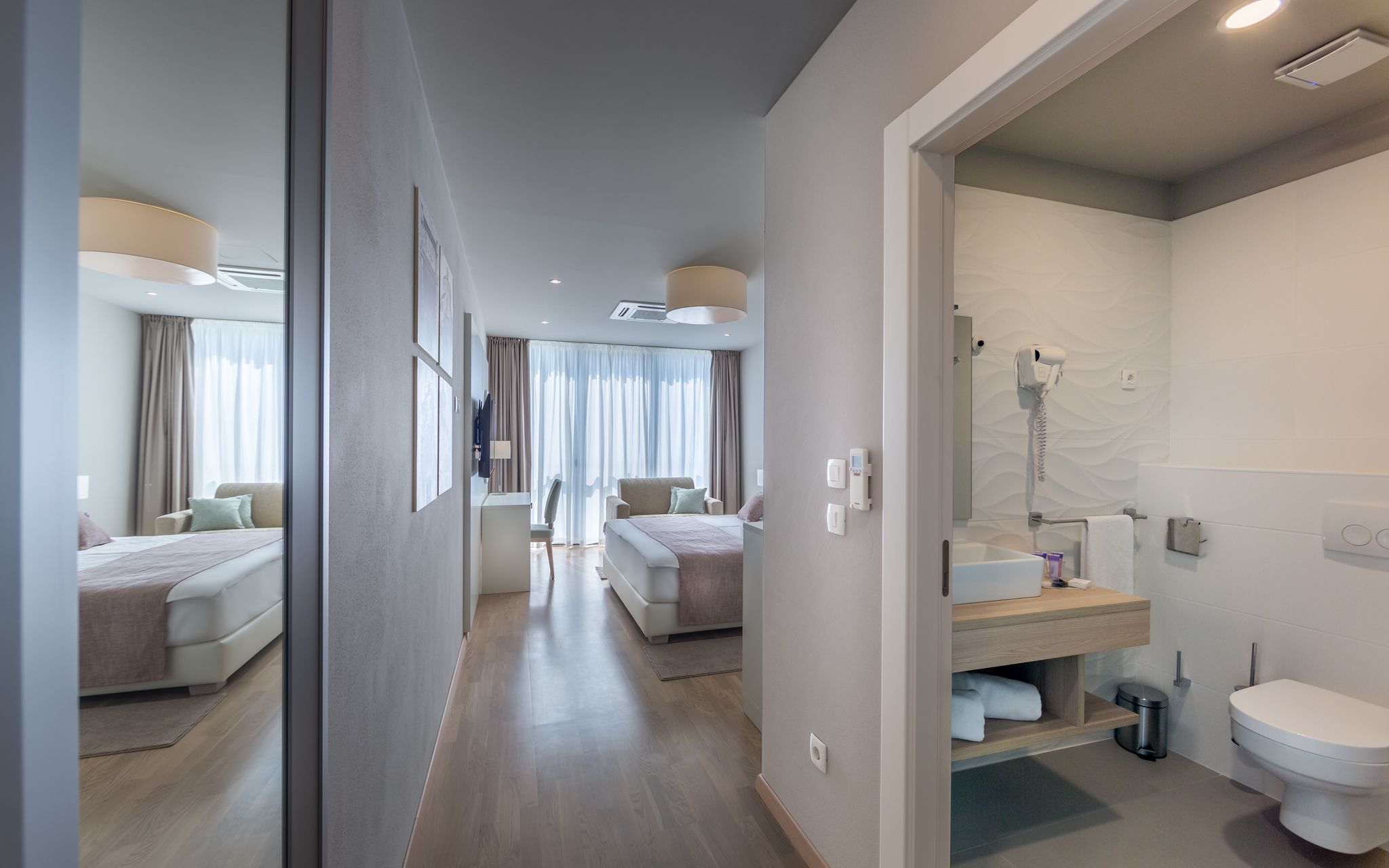 deluxe double room | living area | flat-screen tv