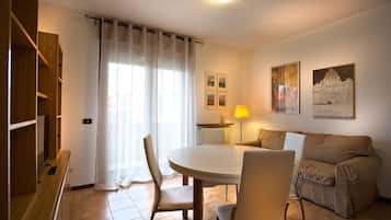 Apartment, 1 Schlafzimmer | Wohnbereich | Flachbildfernseher