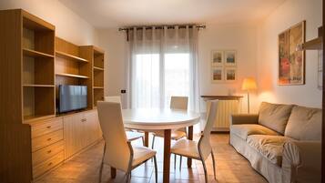 Appartamento, 1 camera da letto | Area soggiorno | TV a schermo piatto