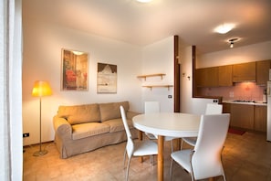 Apartment, 1 Schlafzimmer | Wohnbereich | Flachbildfernseher