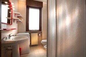 Apartment, 1 Schlafzimmer | Badezimmer | Dusche, Handtücher