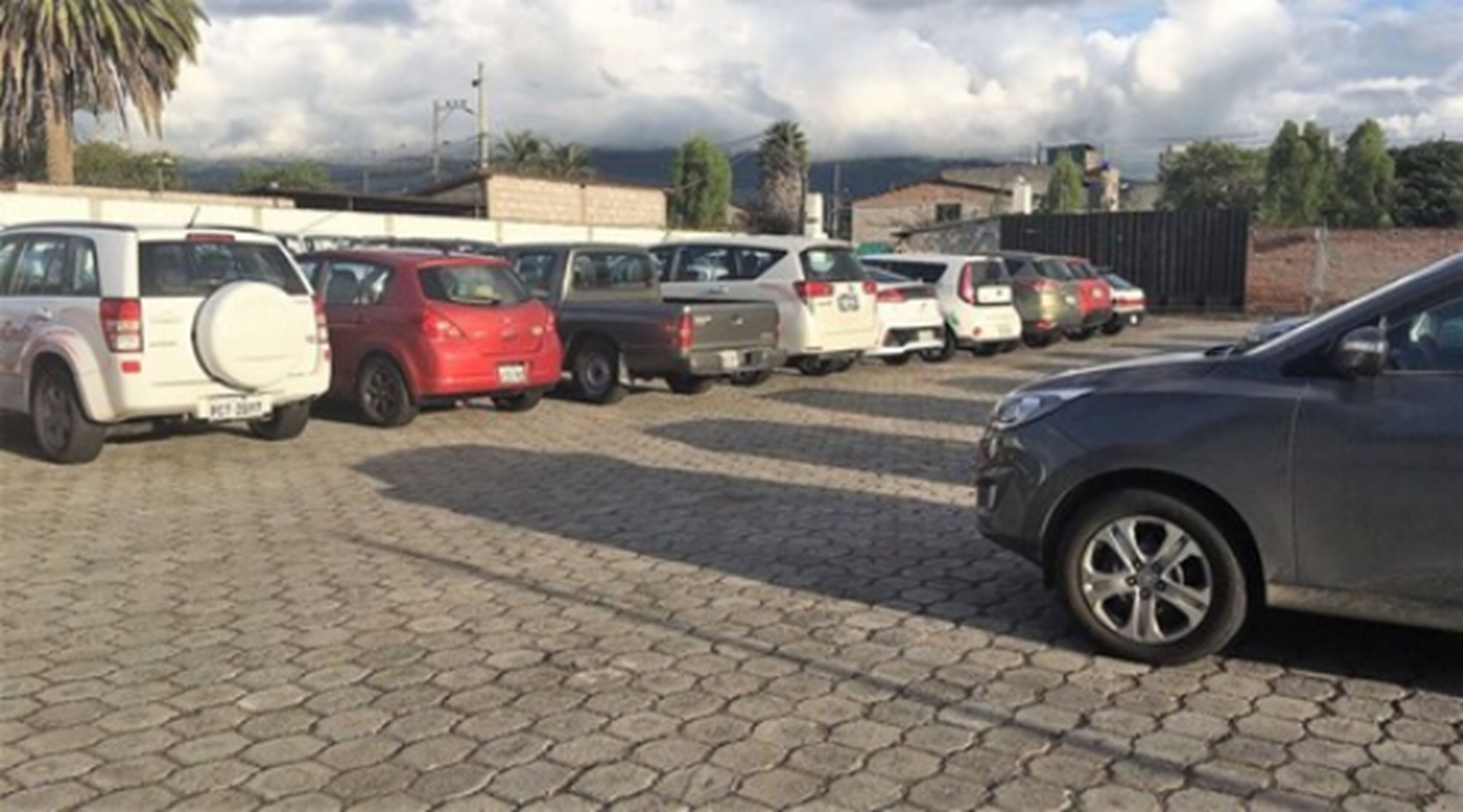 Ein Parkplatz mit mehreren in Reihen stehenden Autos.