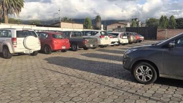 Ein Parkplatz mit mehreren in Reihen stehenden Autos.