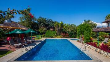 Piscine extérieure, chaises longues