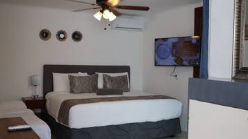 Deluxe-Dreibettzimmer, 1 King-Bett und Schlafsofa, barrierefrei, Poolseite | 1 Schlafzimmer, hochwertige Bettwaren, schallisolierte Zimmer