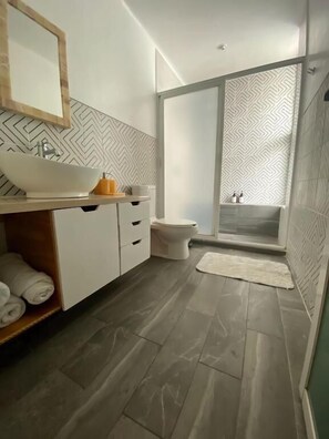 Junior Suite, Multiple Beds with Terrace and Kitchenette | Baño | Regadera, amenidades de baño gratuitas, secadora de cabello, toallas 