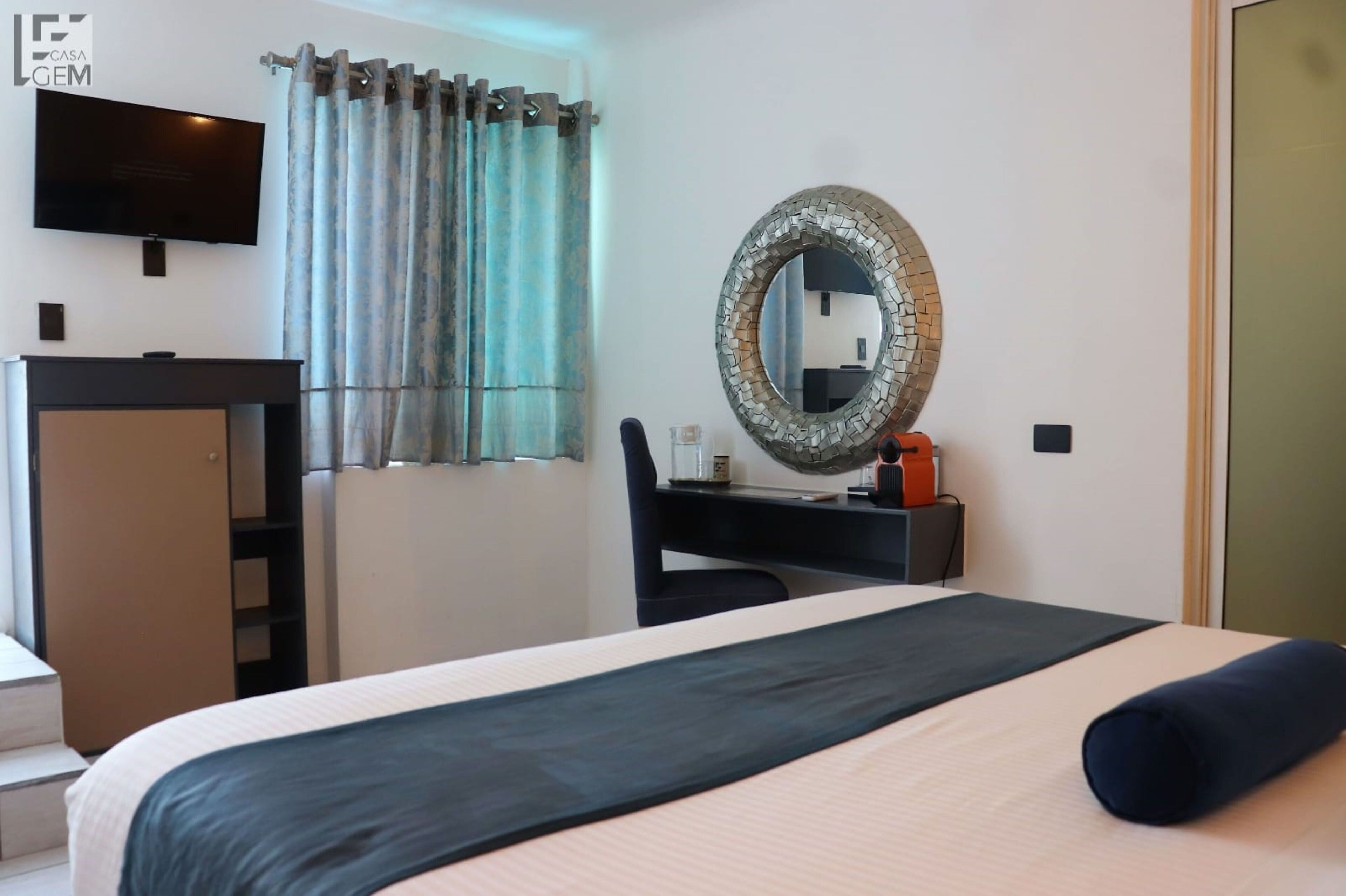 奢華客房, 1 張特大雙人床, 私人浴室, 泳池景觀 | 1 間臥室、高級寢具、隔音、熨斗/熨衣板