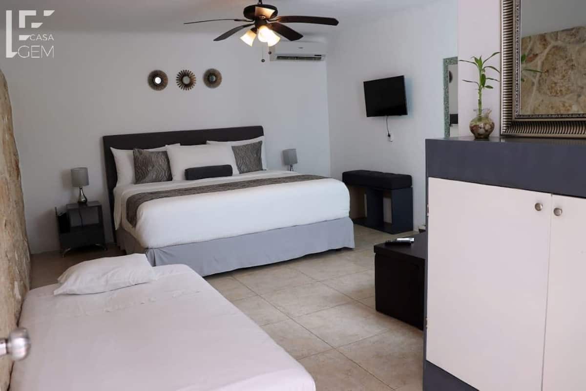 Habitación triple Deluxe, 1 cama King size y sofá cama, con acceso para personas discapacitadas | Camas extra