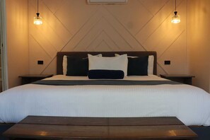 Habitación de lujo, 1 cama King size, baño privado, vista a la alberca | 1 habitación, ropa de cama de alta calidad y insonorización 