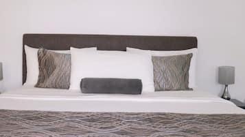 Chambre Triple Deluxe, 1 trÚs grand lit et 1 canapé-lit, accessible aux personnes à mobilité réduite | Vue de la chambre