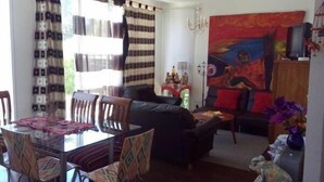 Standaard chalet, 2 slaapkamers | Woonruimte | Een televisie