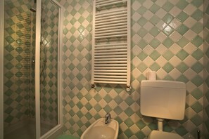 Apartment, 1 Bedroom | Bathroom | Shower, free toiletries, bidet, towels - Verona For Rent Topazio (Verona)