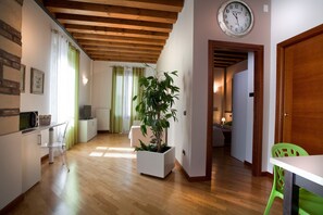 Appartamento, 1 camera da letto | Area soggiorno | TV a schermo piatto