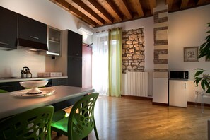 Apartment, 1 Schlafzimmer | Eigene Küche | Großer Kühlschrank, Ofen, Herdplatte, Kochgeschirr/Geschirr/Besteck