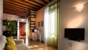 Apartament, 1 dormitori | Sala d'estar | Televisor de pantalla plana 