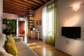 Appartamento, 1 camera da letto | Area soggiorno | TV a schermo piatto