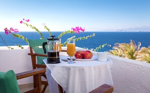 Junior Suite | Balcony - Pahivouni Studios & Suites (Naxos)