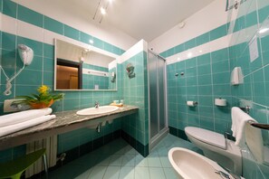 Free toiletries, hair dryer, bidet, towels - Hotel Tessarin (Taglio di Po)