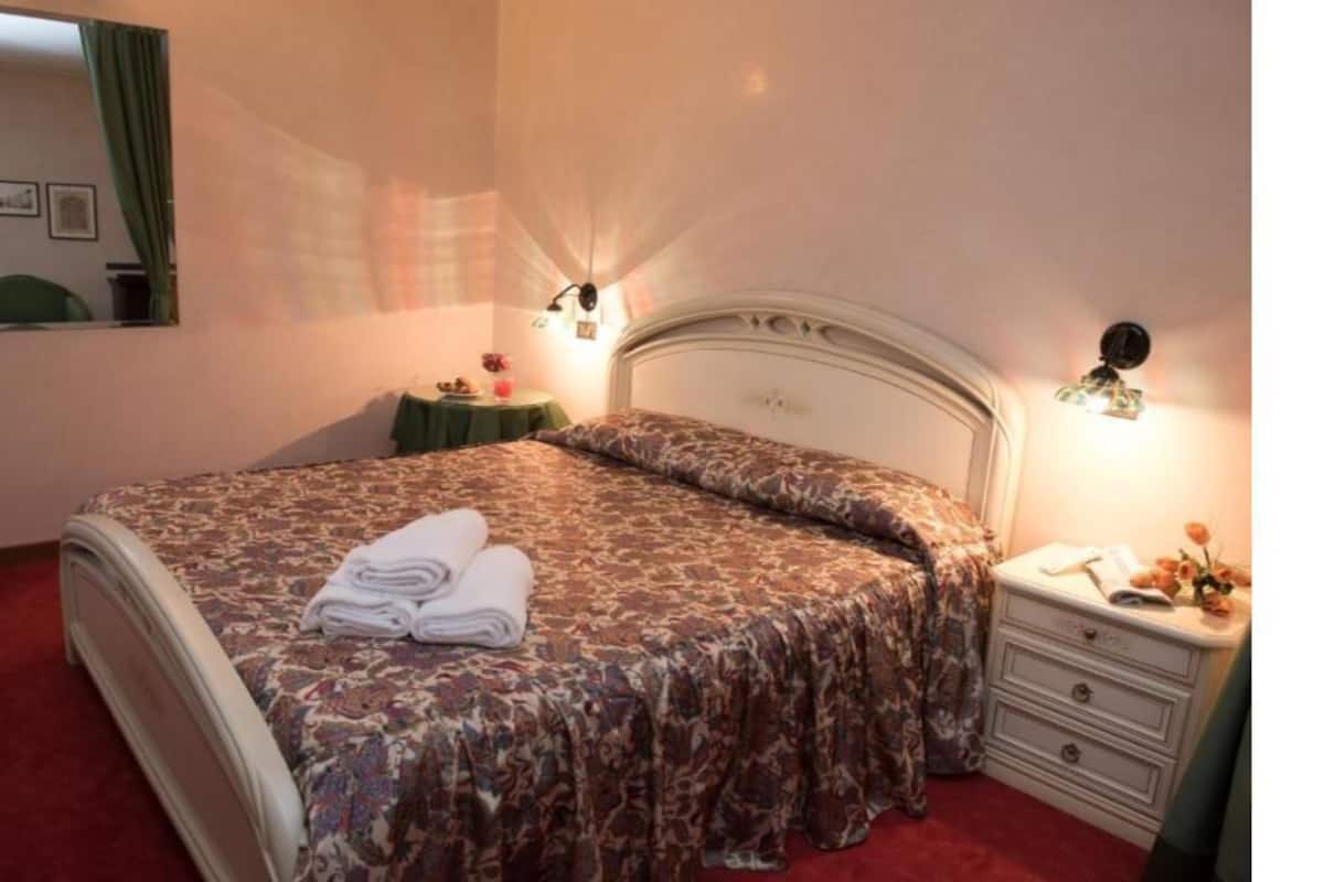 double room | 1 bedroom, minibar, in-room safe, desk