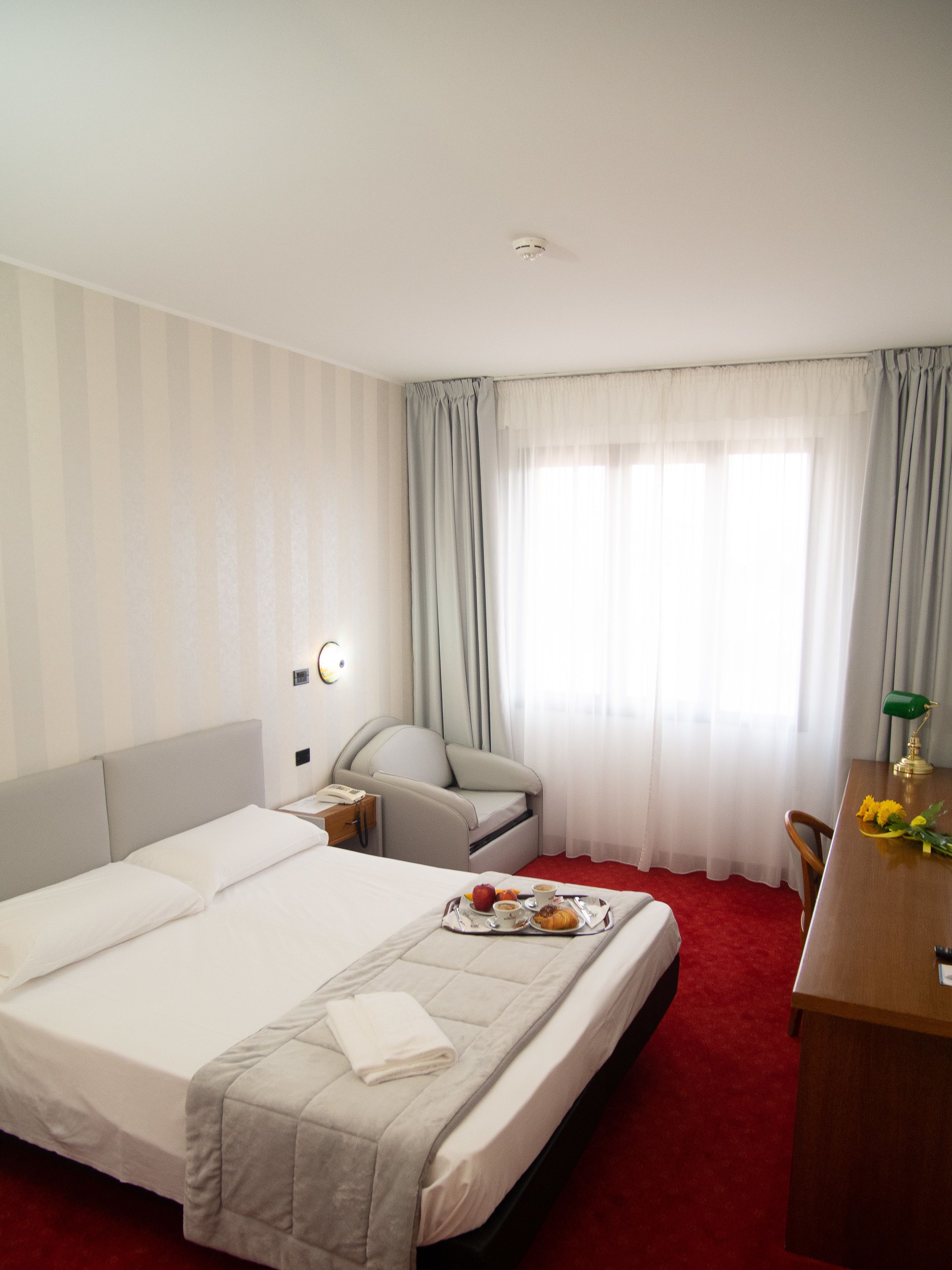 twin room | 1 bedroom, minibar, in-room safe, desk