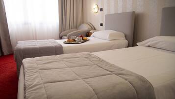 Minibar, Zimmersafe, Schreibtisch, Verdunkelungsvorhänge