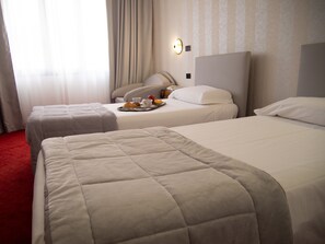 Een minibar, een kluis op de kamer, een bureau, verduisterende gordijnen