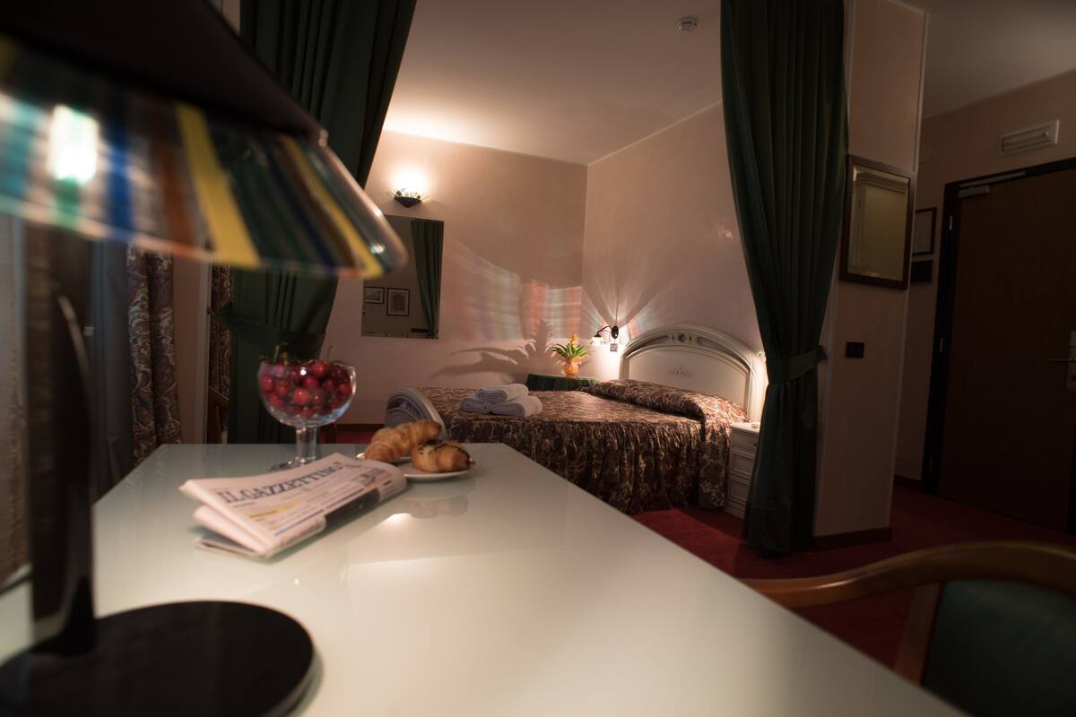 twin room | 1 bedroom, minibar, in-room safe, desk