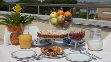 Tägliches Frühstücksbuffet (5 EUR pro Person)
