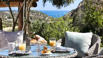 Petit déjeuner buffet (20 EUR par personne)