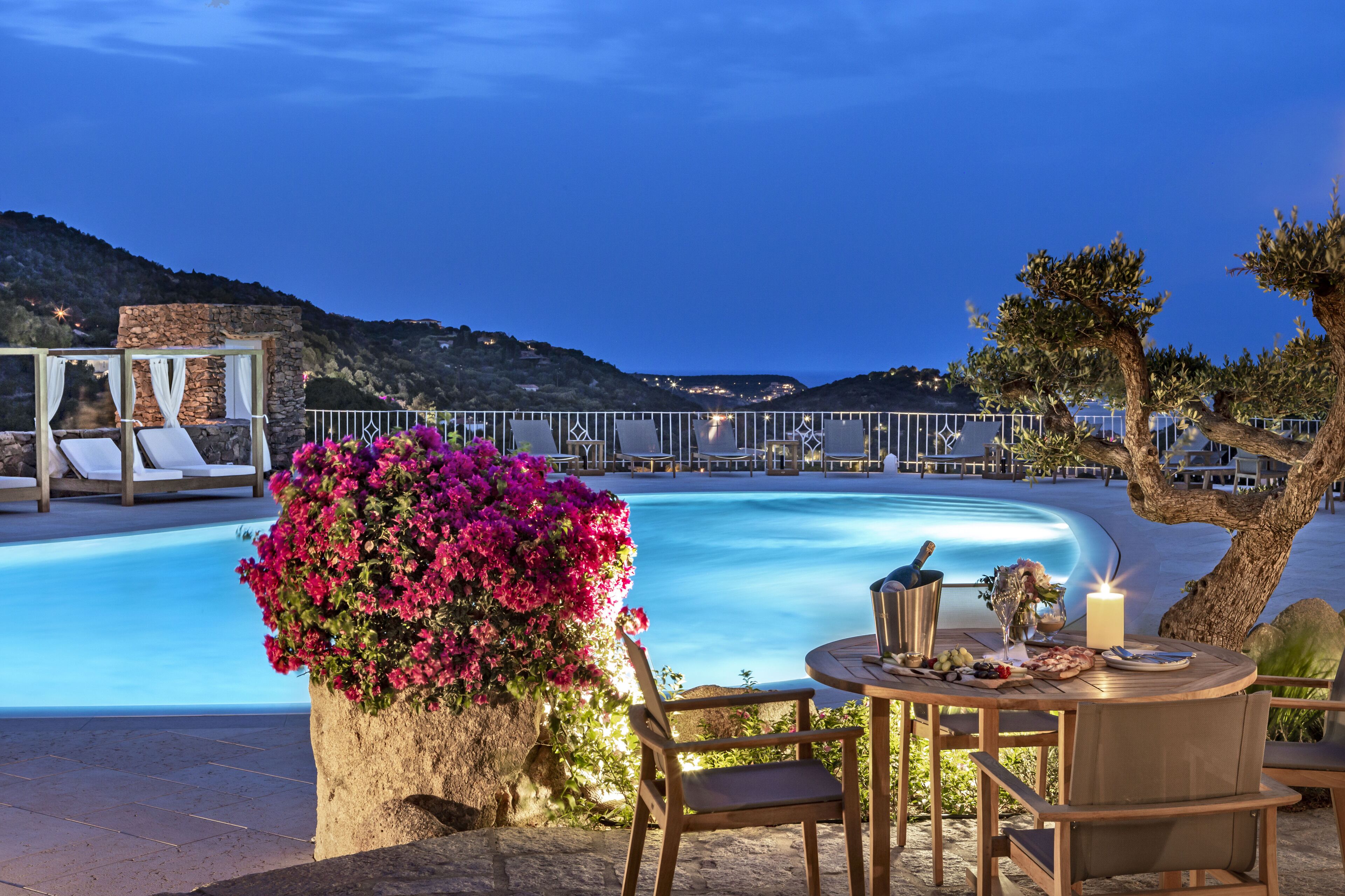 Außenpool, Sonnenschirme, Liegestühle